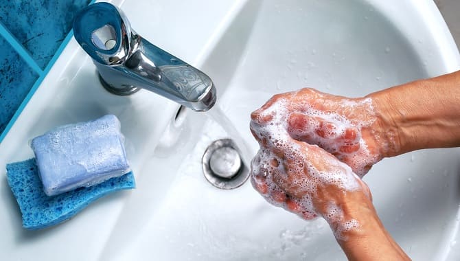 Моет руки с мылом
