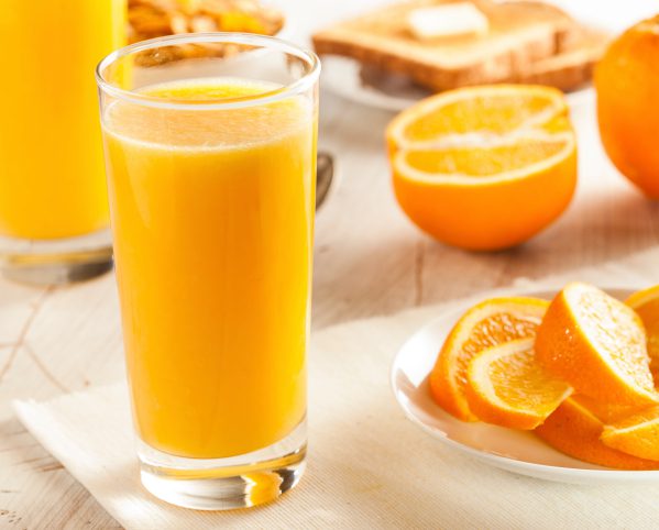 Пьет апельсиновый сок