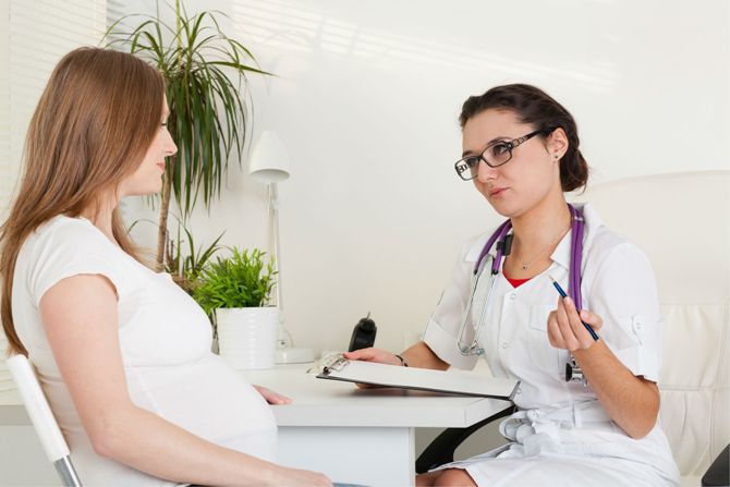 Беременная девушка посещает врача