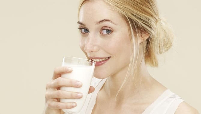 Девушка пьет молоко